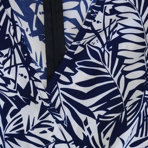 Verano Navy and White Leaf Print Wrap Dress Size M Casual Chic As New - Picture 4 of 8